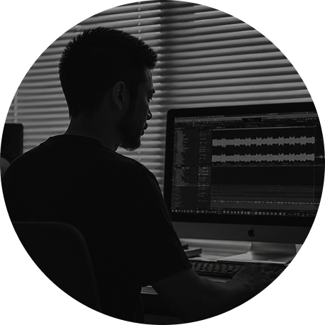 音楽制作をしている人物